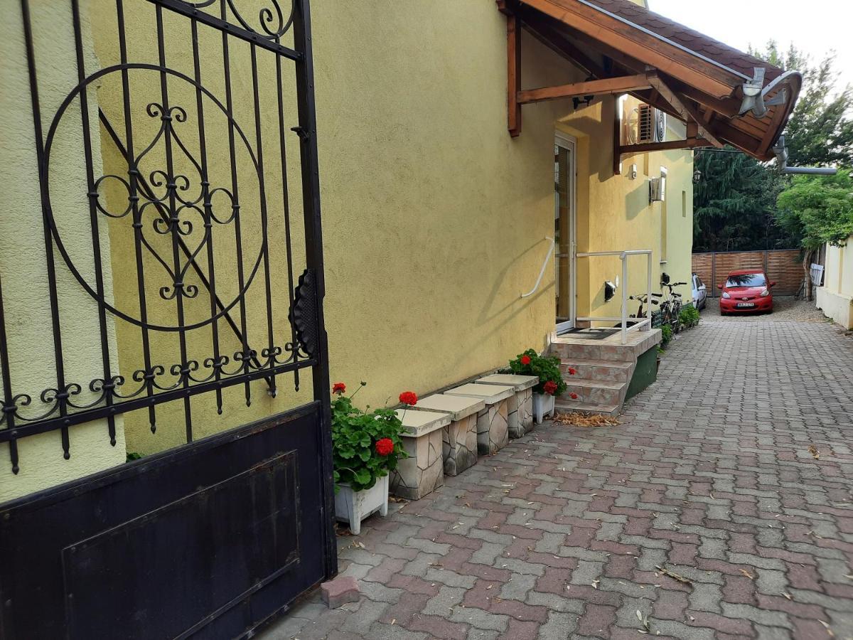 Gloria Apartman Gyula Exterior photo